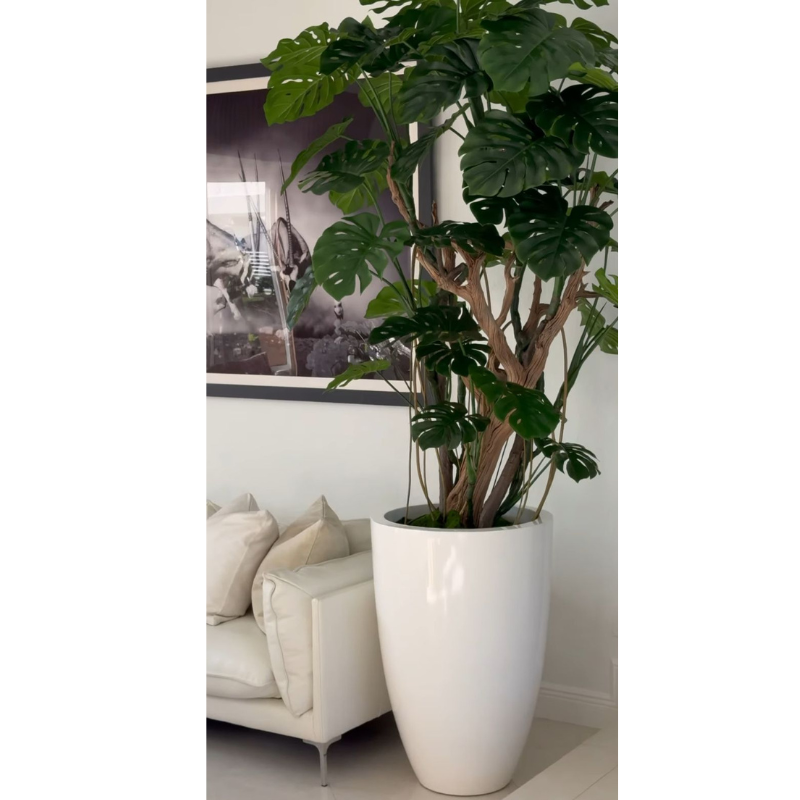 Monstera-Kunstpflanze im hochglänzenden weißen Topf