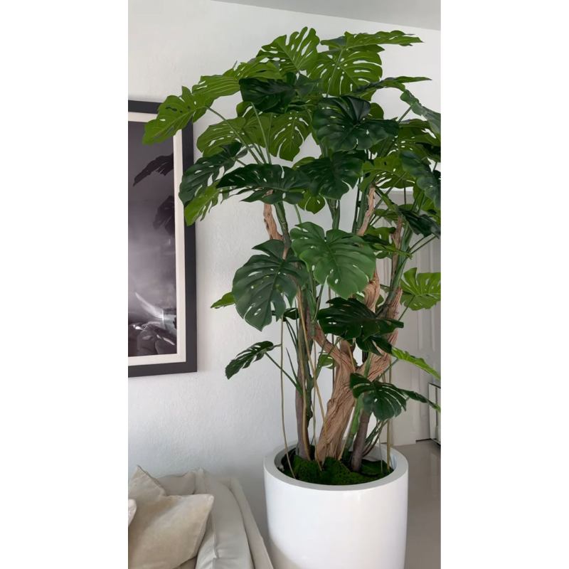 Monstera-Kunstpflanze im hochglänzenden weißen Topf