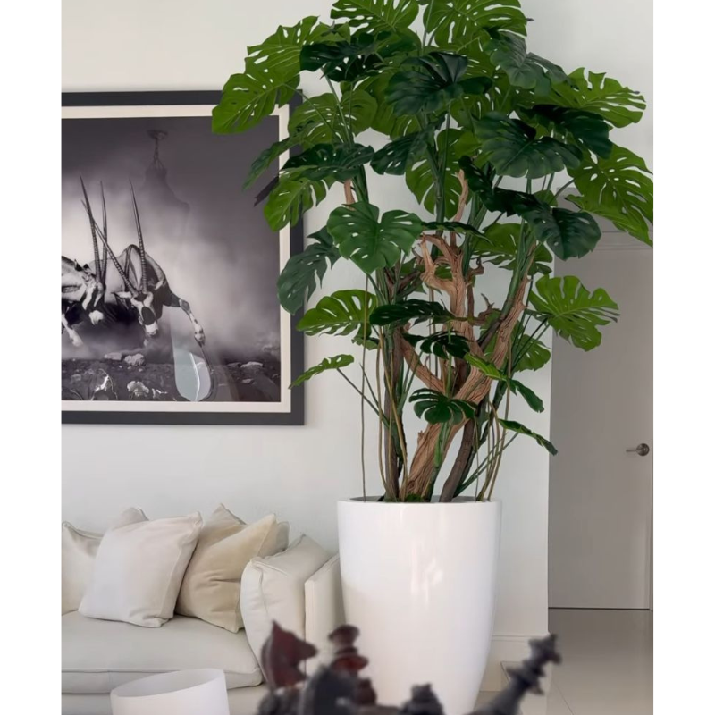 Monstera-Kunstpflanze im hochglänzenden weißen Topf
