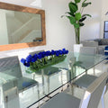 Moderne Glasvase mit blauen Tulpen